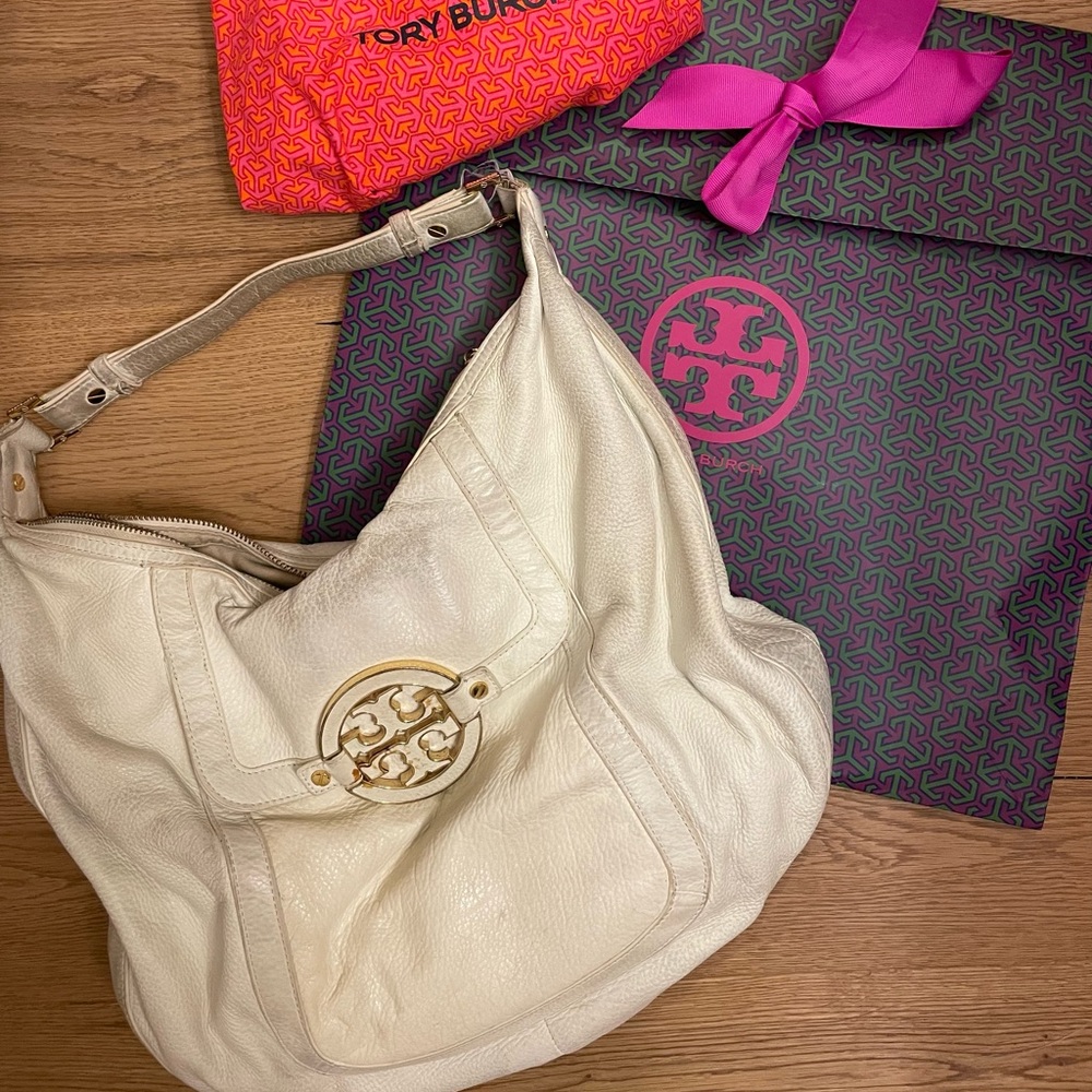 Tory Burch Slouchy Leather Bag in white with gold detail